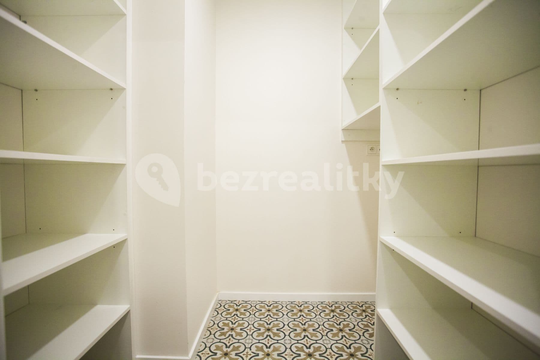 Pronájem bytu 2+kk 59 m², 28. pluku, Praha, Praha Pronájem bytu 2+kk 59 m², 28. pluku, Praha, Praha