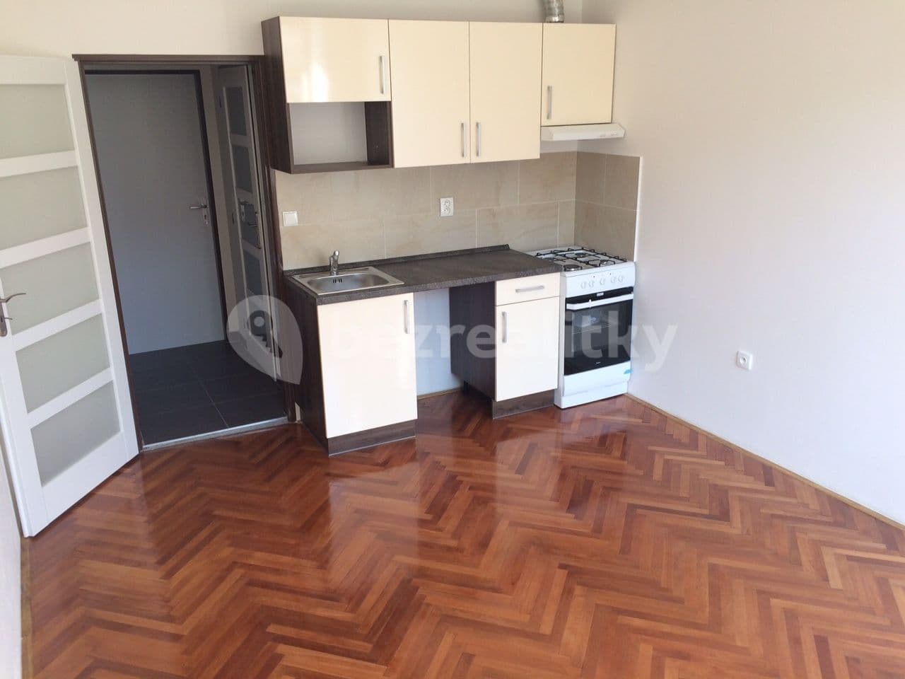 Pronájem bytu 1+kk 22 m², Macanova, Pardubice, Pardubický kraj Pronájem bytu 1+kk 22 m², Macanova, Pardubice, Pardubický kraj