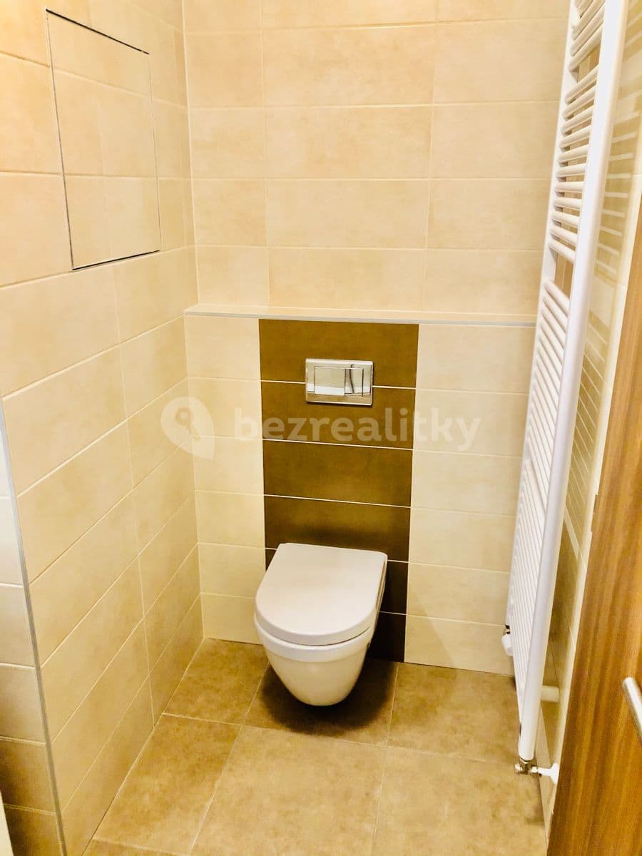 Pronájem bytu 1+kk 30 m², Na Spravedlnosti, Pardubice, Pardubický kraj Pronájem bytu 1+kk 30 m², Na Spravedlnosti, Pardubice, Pardubický kraj