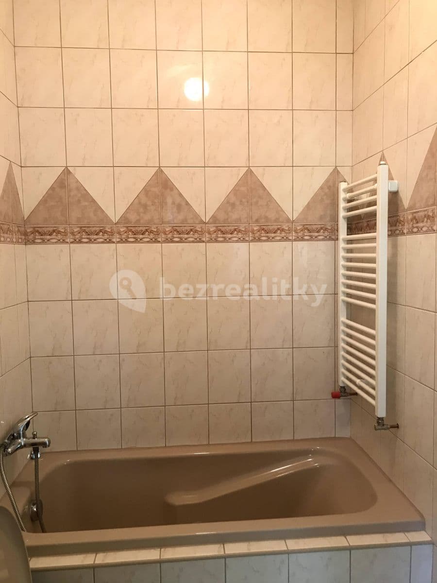 Pronájem bytu 1+kk 20 m², U Křížku, Průhonice, Středočeský kraj Pronájem bytu 1+kk 20 m², U Křížku, Průhonice, Středočeský kraj