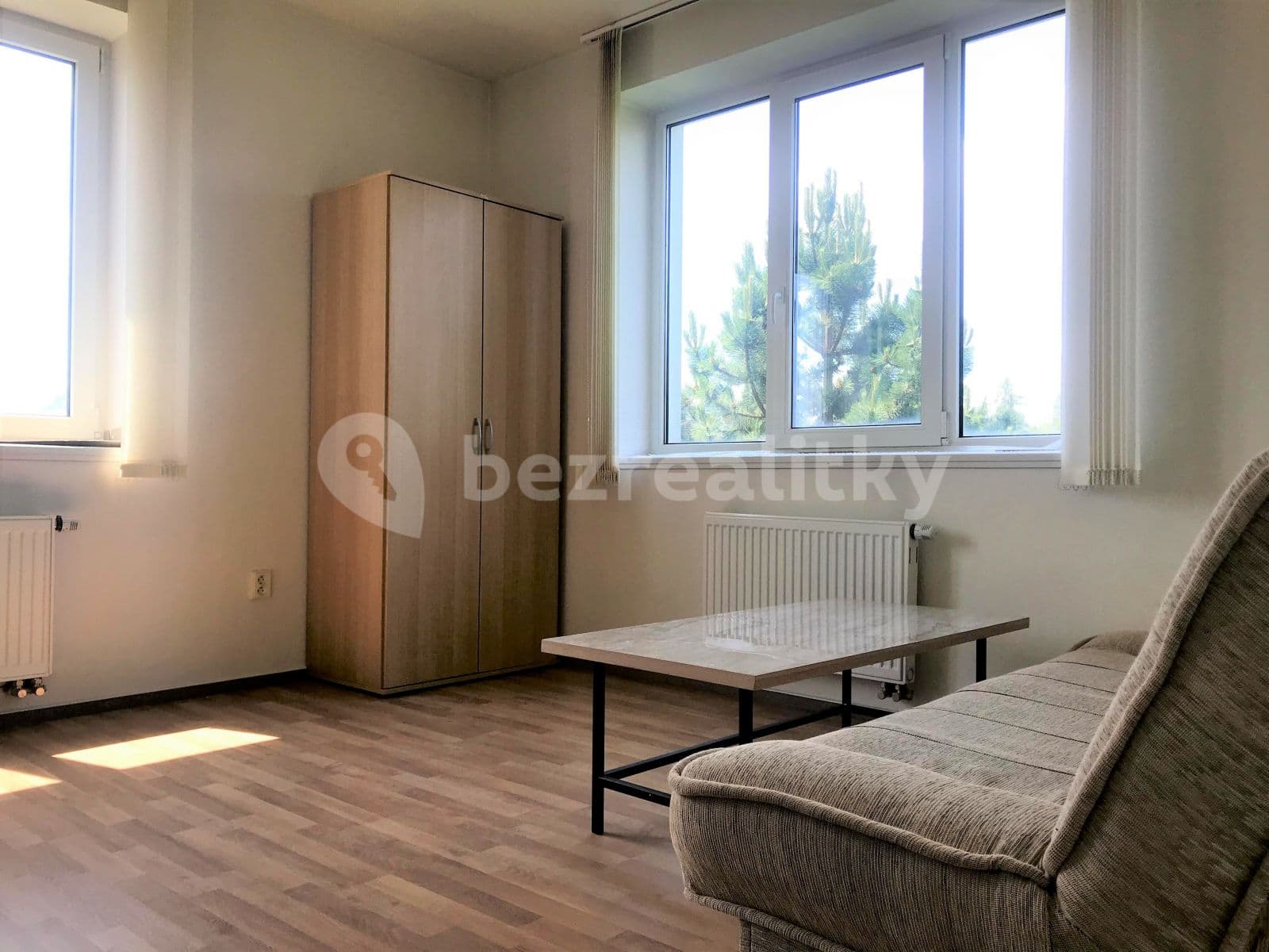Pronájem bytu 1+kk 20 m², U Křížku, Průhonice, Středočeský kraj Pronájem bytu 1+kk 20 m², U Křížku, Průhonice, Středočeský kraj