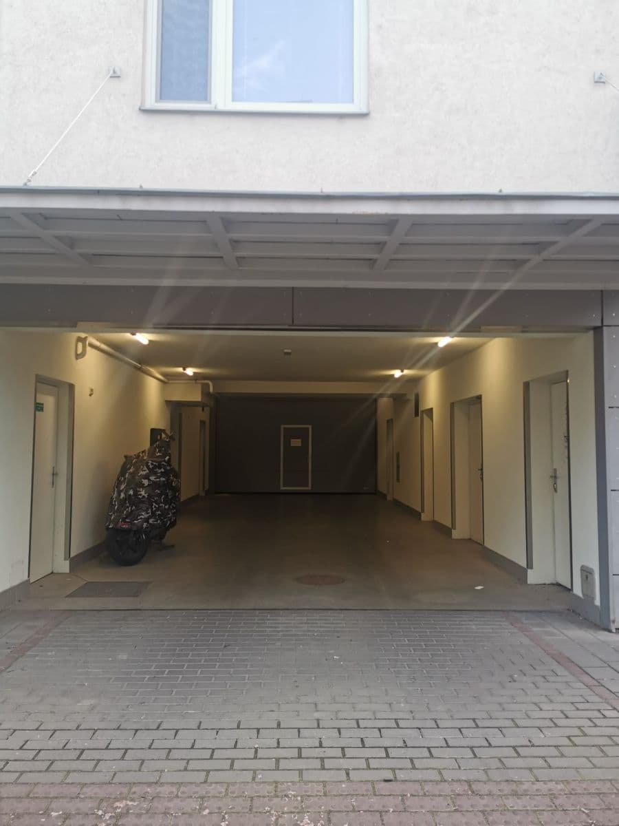 Pronájem garáže 14 m², Rostislavovo náměstí, Brno, Jihomoravský kraj Pronájem garáže 14 m², Rostislavovo náměstí, Brno, Jihomoravský kraj