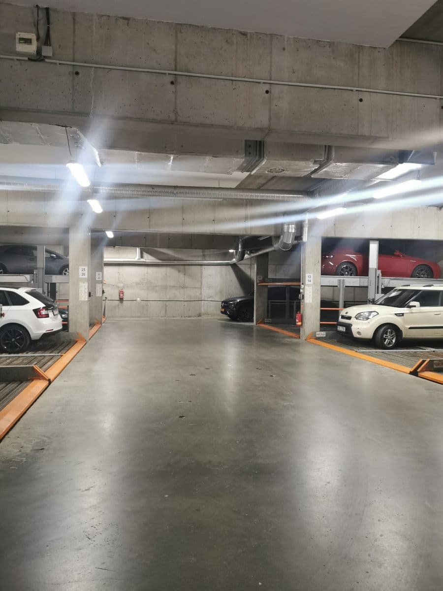 Pronájem garáže 14 m², Rostislavovo náměstí, Brno, Jihomoravský kraj Pronájem garáže 14 m², Rostislavovo náměstí, Brno, Jihomoravský kraj