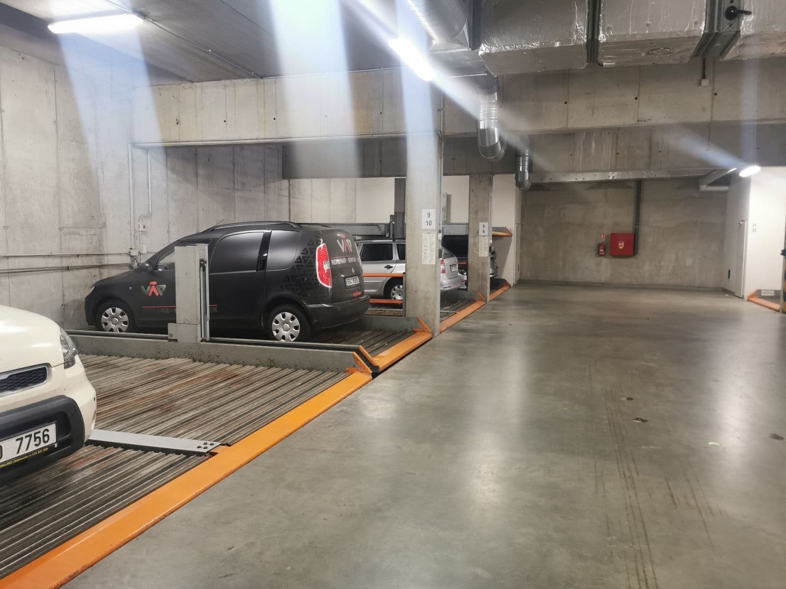 Pronájem garáže 14 m², Rostislavovo náměstí, Brno, Jihomoravský kraj Pronájem garáže 14 m², Rostislavovo náměstí, Brno, Jihomoravský kraj