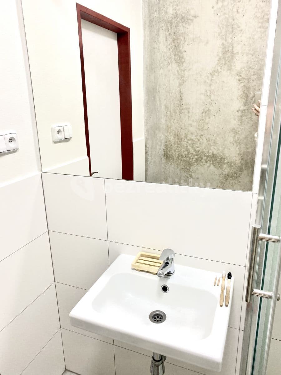 Pronájem bytu 1+kk 29 m², Pod Lysinami, Praha, Praha Pronájem bytu 1+kk 29 m², Pod Lysinami, Praha, Praha