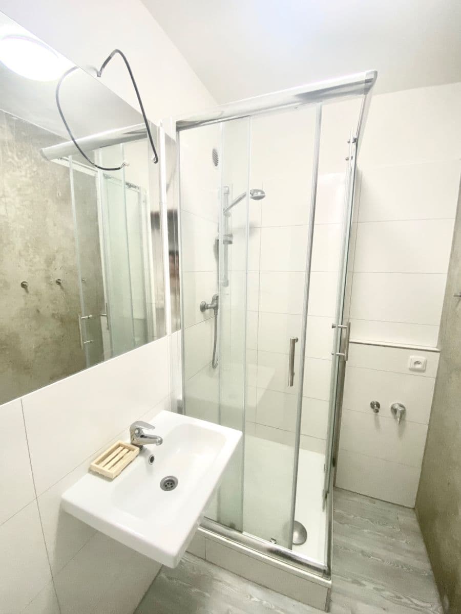 Pronájem bytu 1+kk 29 m², Pod Lysinami, Praha, Praha Pronájem bytu 1+kk 29 m², Pod Lysinami, Praha, Praha