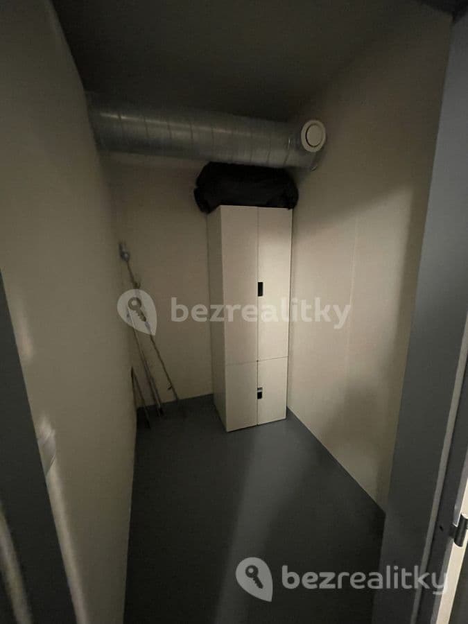 Pronájem garáže 14 m², Hlučkova, Praha, Praha Pronájem garáže 14 m², Hlučkova, Praha, Praha