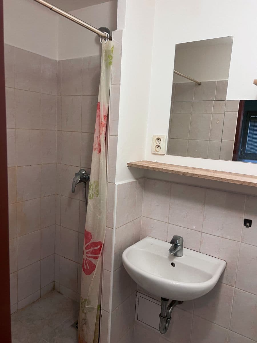 Pronájem bytu 1+kk 15 m², Okrouhlická, Praha, Praha Pronájem bytu 1+kk 15 m², Okrouhlická, Praha, Praha