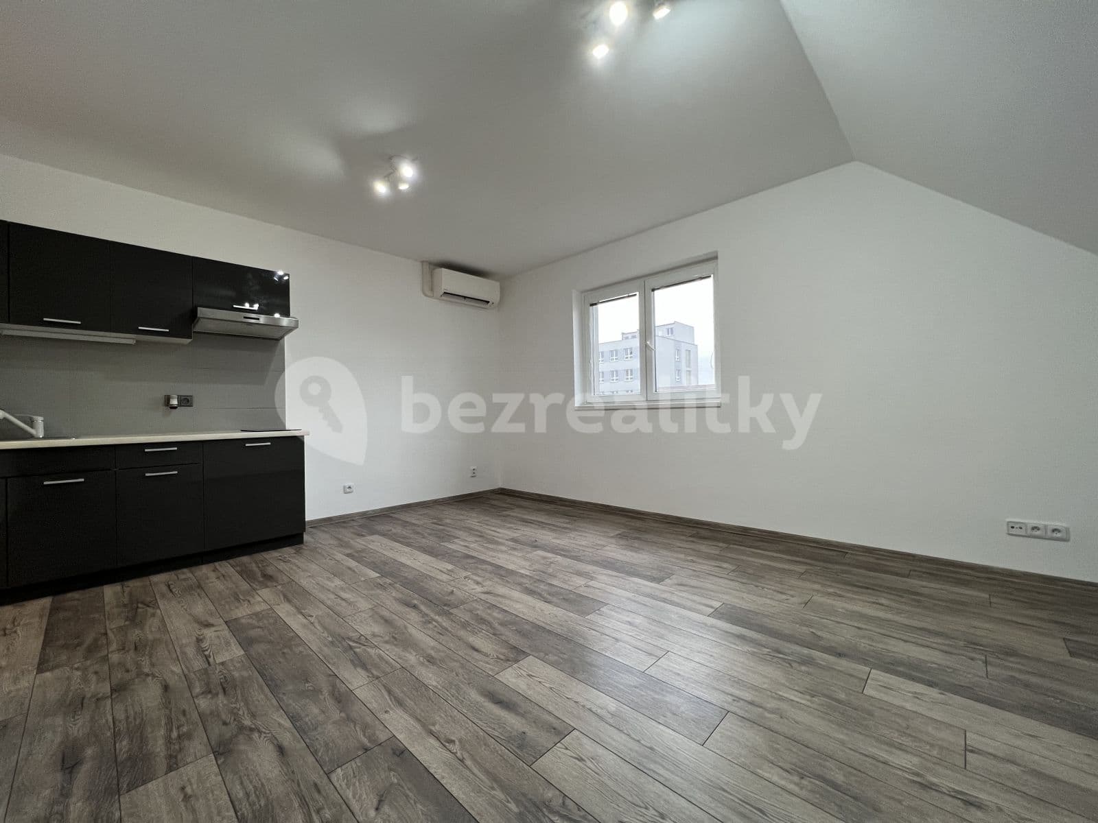 Pronájem bytu 1+kk 33 m², Nad Vápenkami, Kladno, Středočeský kraj Pronájem bytu 1+kk 33 m², Nad Vápenkami, Kladno, Středočeský kraj