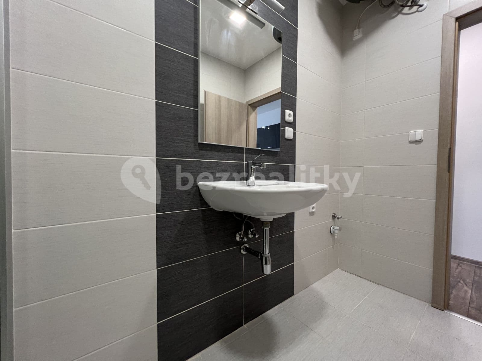 Pronájem bytu 1+kk 33 m², Nad Vápenkami, Kladno, Středočeský kraj Pronájem bytu 1+kk 33 m², Nad Vápenkami, Kladno, Středočeský kraj