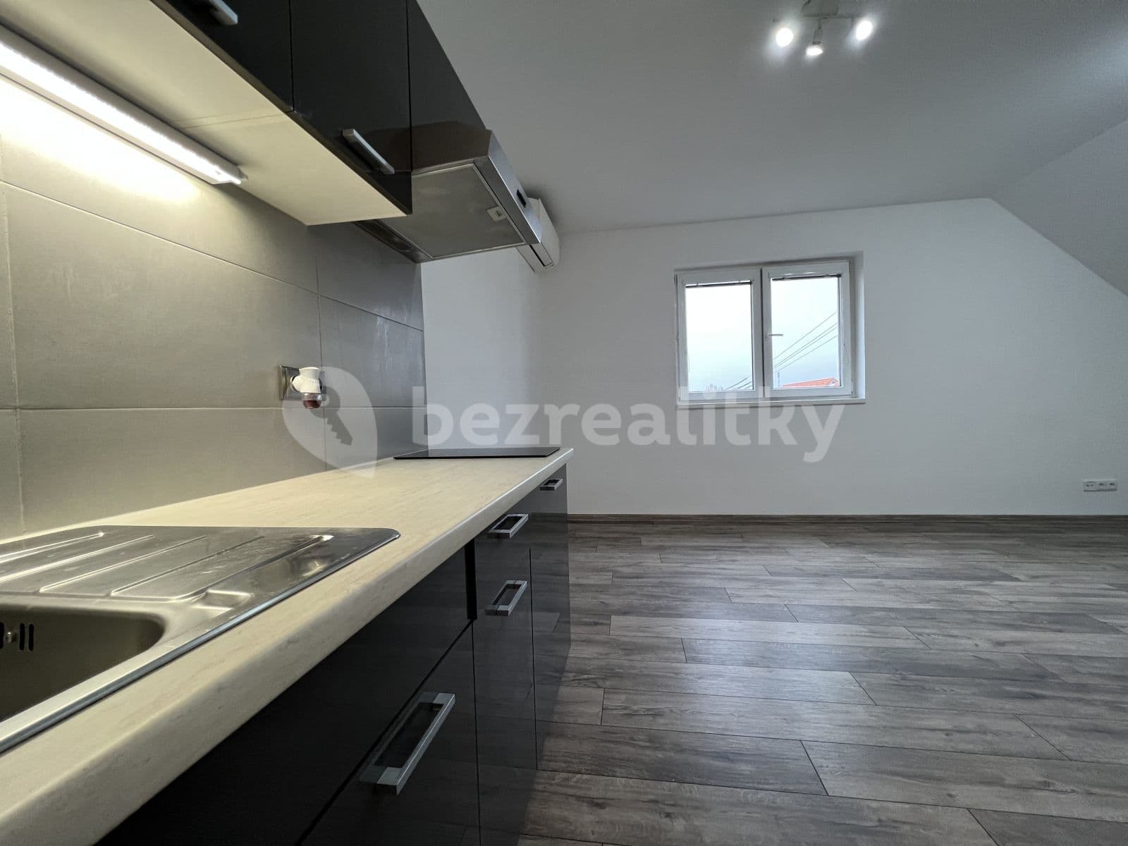 Pronájem bytu 1+kk 33 m², Nad Vápenkami, Kladno, Středočeský kraj Pronájem bytu 1+kk 33 m², Nad Vápenkami, Kladno, Středočeský kraj