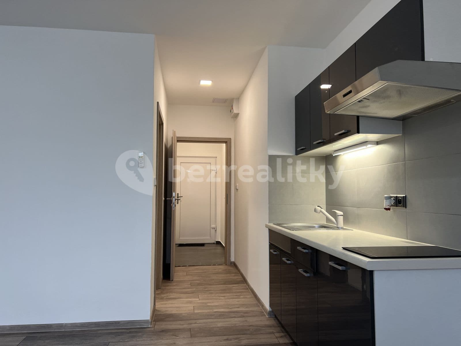 Pronájem bytu 1+kk 33 m², Nad Vápenkami, Kladno, Středočeský kraj Pronájem bytu 1+kk 33 m², Nad Vápenkami, Kladno, Středočeský kraj