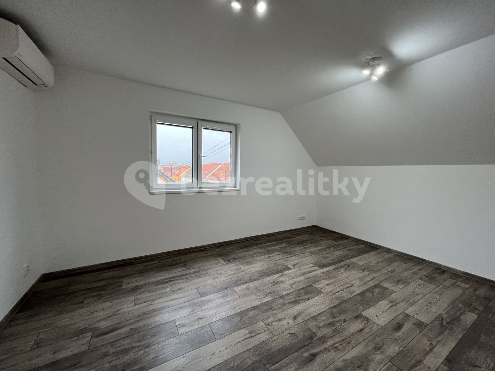 Pronájem bytu 1+kk 33 m², Nad Vápenkami, Kladno, Středočeský kraj Pronájem bytu 1+kk 33 m², Nad Vápenkami, Kladno, Středočeský kraj