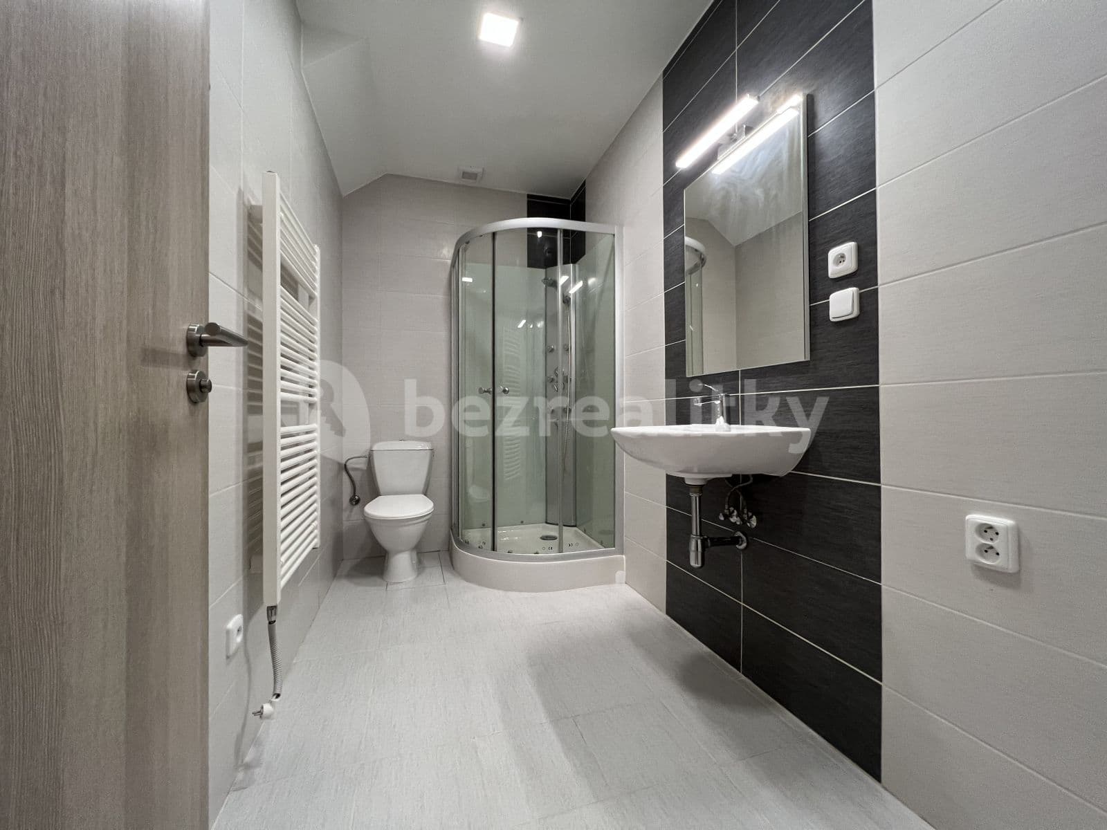 Pronájem bytu 1+kk 33 m², Nad Vápenkami, Kladno, Středočeský kraj Pronájem bytu 1+kk 33 m², Nad Vápenkami, Kladno, Středočeský kraj