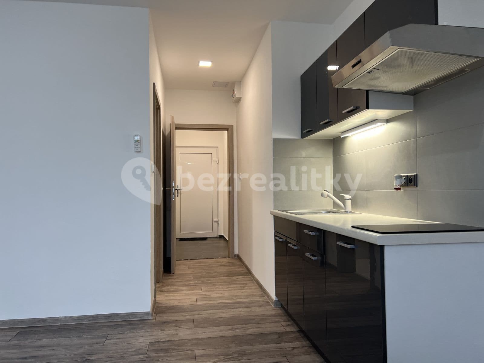 Pronájem bytu 1+kk 33 m², Nad Vápenkami, Kladno, Středočeský kraj Pronájem bytu 1+kk 33 m², Nad Vápenkami, Kladno, Středočeský kraj