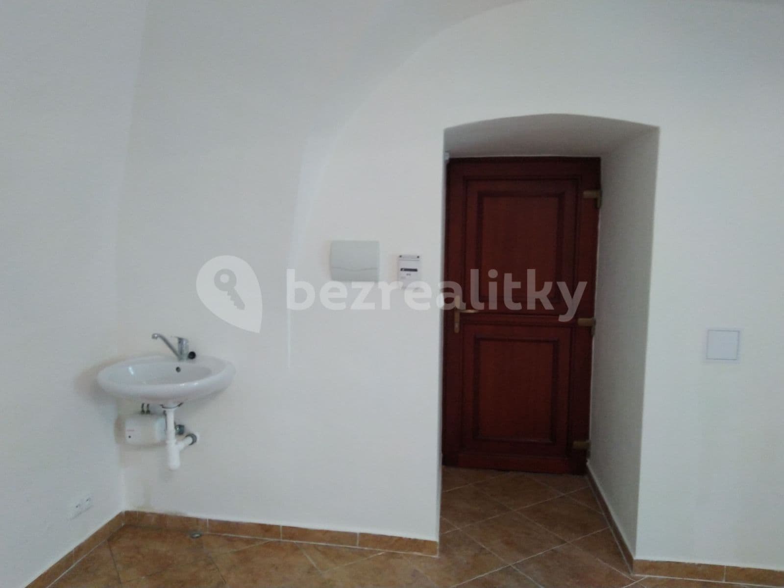 Pronájem nebytového prostoru 30 m², Kynského, Slaný, Středočeský kraj Pronájem nebytového prostoru 30 m², Kynského, Slaný, Středočeský kraj