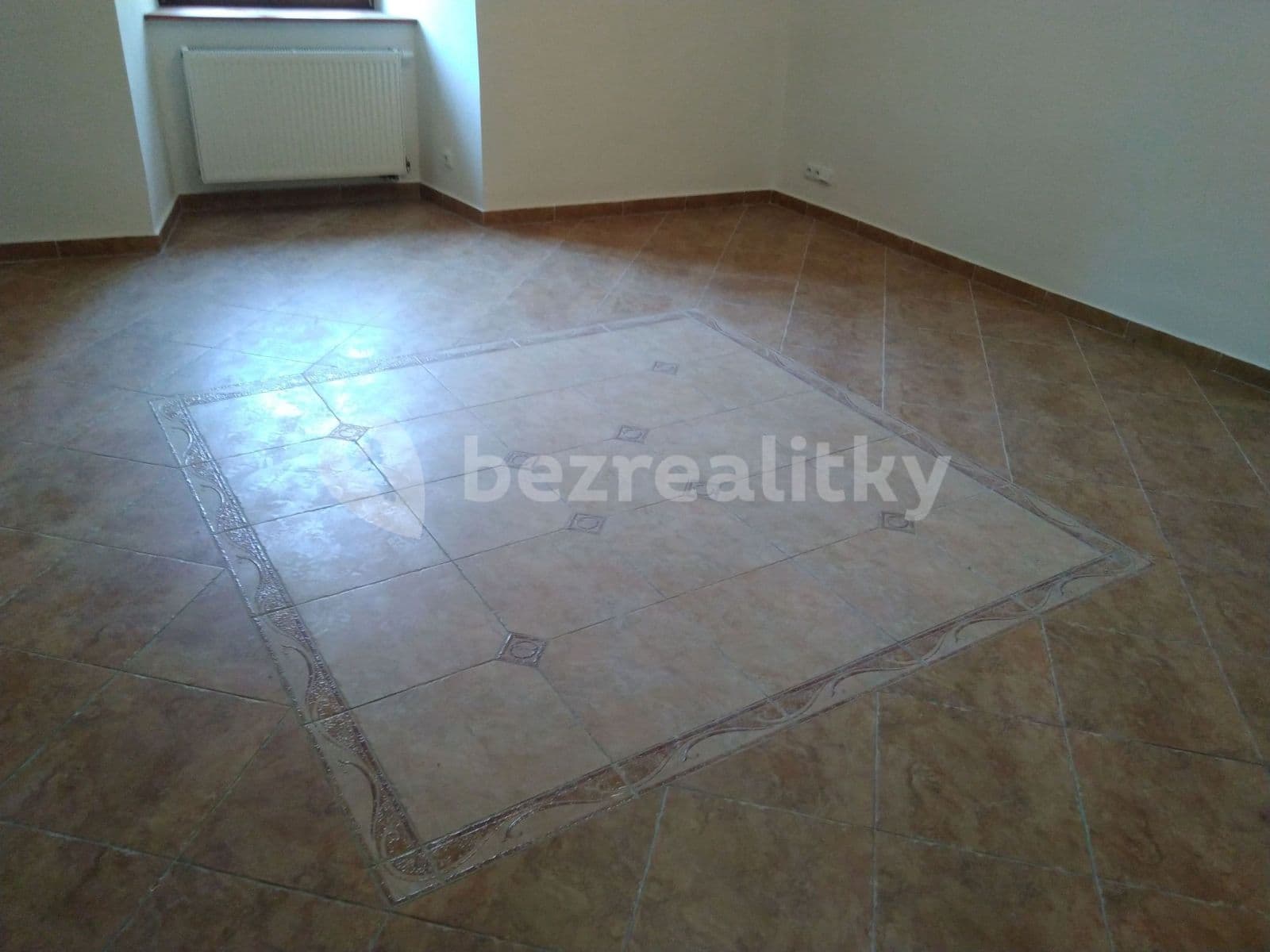 Pronájem nebytového prostoru 30 m², Kynského, Slaný, Středočeský kraj Pronájem nebytového prostoru 30 m², Kynského, Slaný, Středočeský kraj