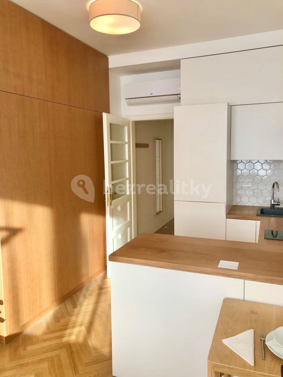 Pronájem bytu 1+kk 28 m², Lucemburská, Praha, Praha Pronájem bytu 1+kk 28 m², Lucemburská, Praha, Praha