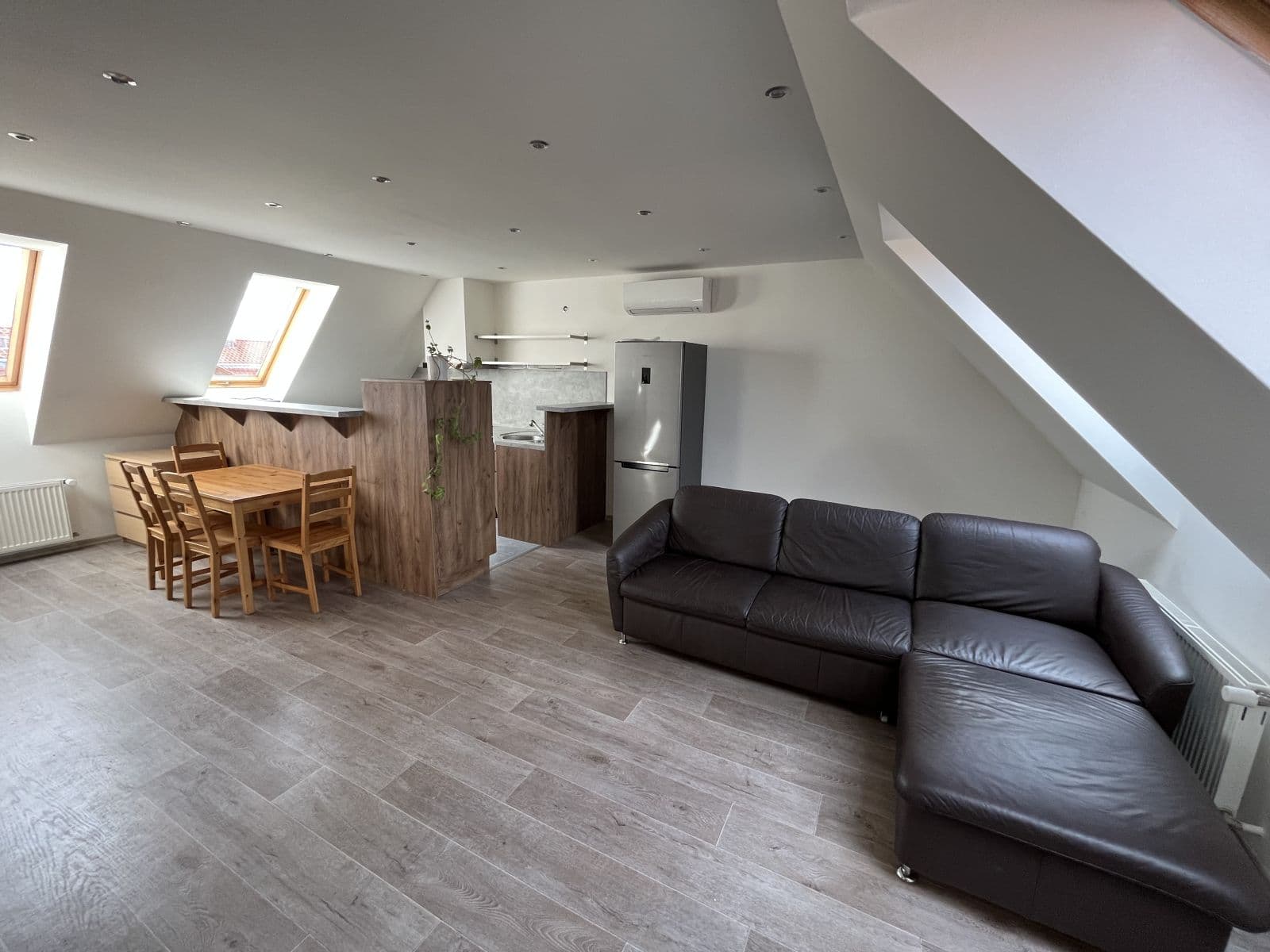 Pronájem bytu 2+kk 80 m², Mezi Domy, Jesenice, Středočeský kraj Pronájem bytu 2+kk 80 m², Mezi Domy, Jesenice, Středočeský kraj