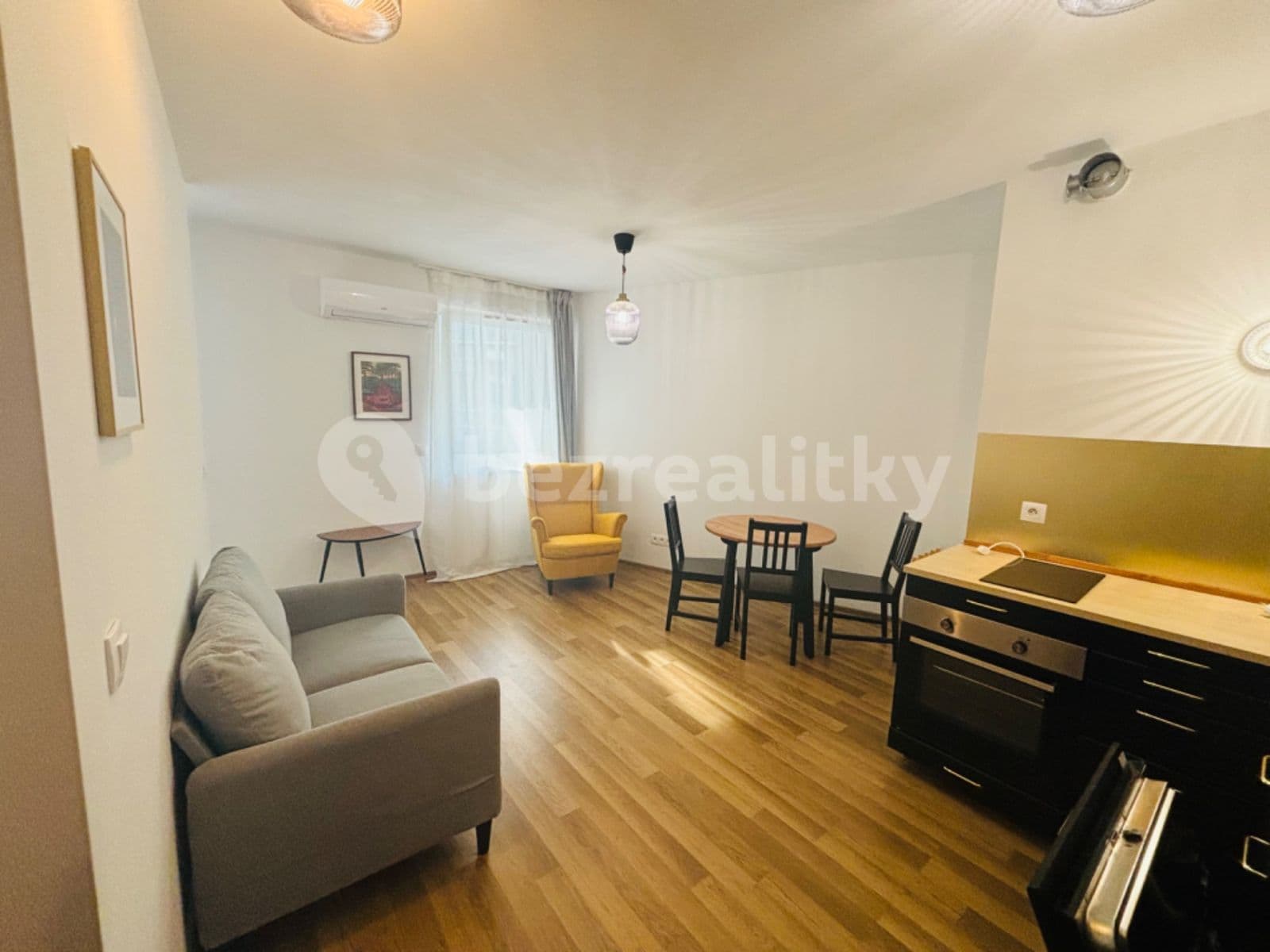 Pronájem bytu 2+1 45 m², Mickiewiczova, Bratislava - mestská časť Staré Mesto, Bratislavský kraj Pronájem bytu 2+1 45 m², Mickiewiczova, Bratislava - mestská časť Staré Mesto, Bratislavský kraj