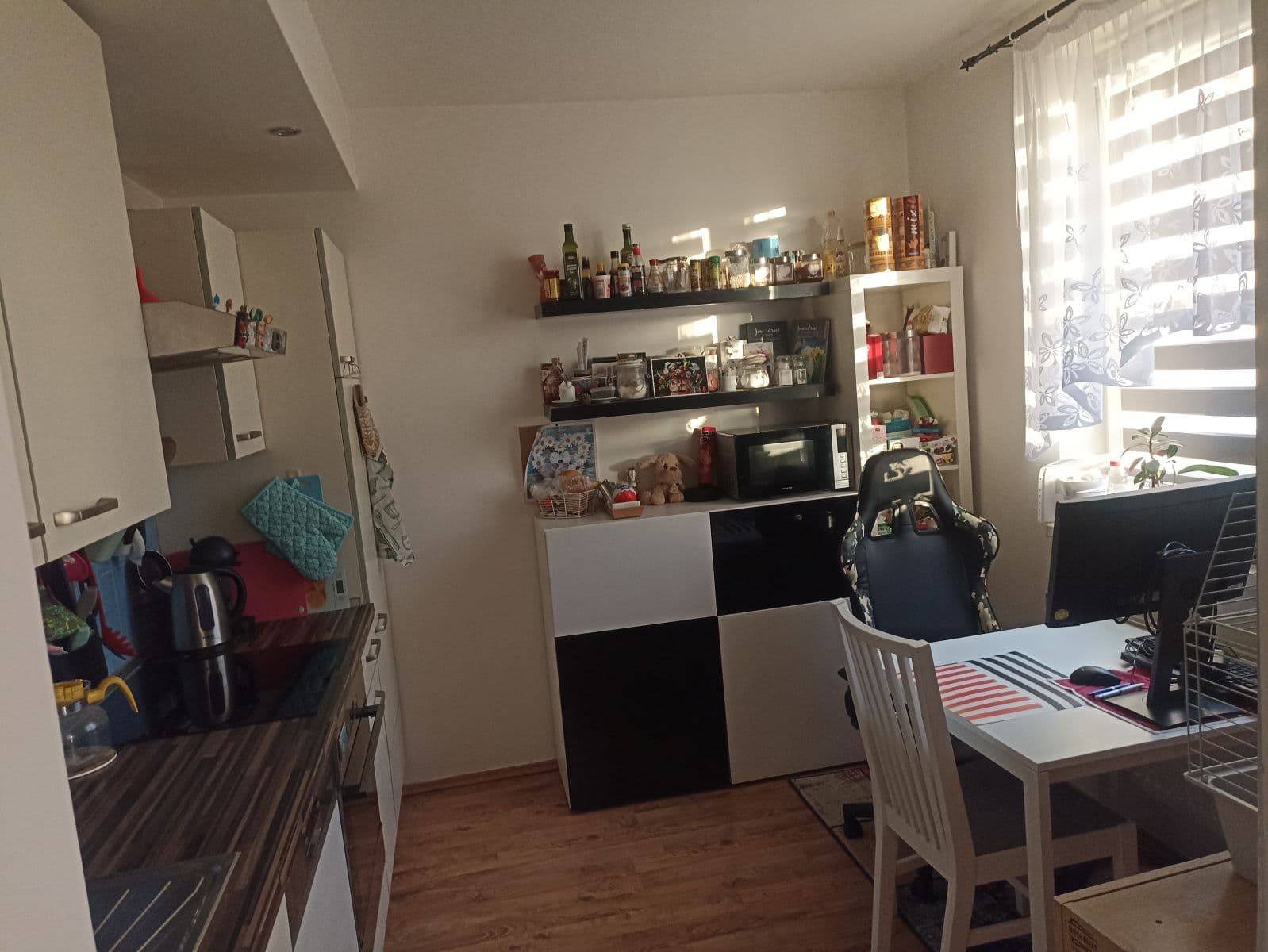 Pronájem bytu 1+kk 38 m², V Honech, Klecany, Středočeský kraj Pronájem bytu 1+kk 38 m², V Honech, Klecany, Středočeský kraj