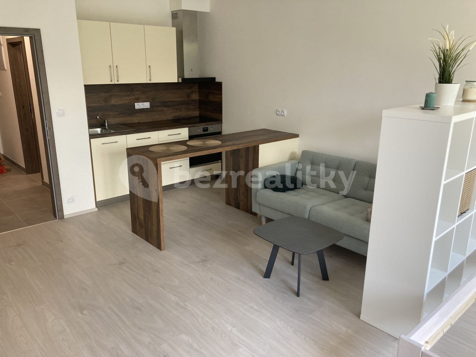Pronájem bytu 1+kk 37 m², Pod Viaduktem, Praha, Praha Pronájem bytu 1+kk 37 m², Pod Viaduktem, Praha, Praha
