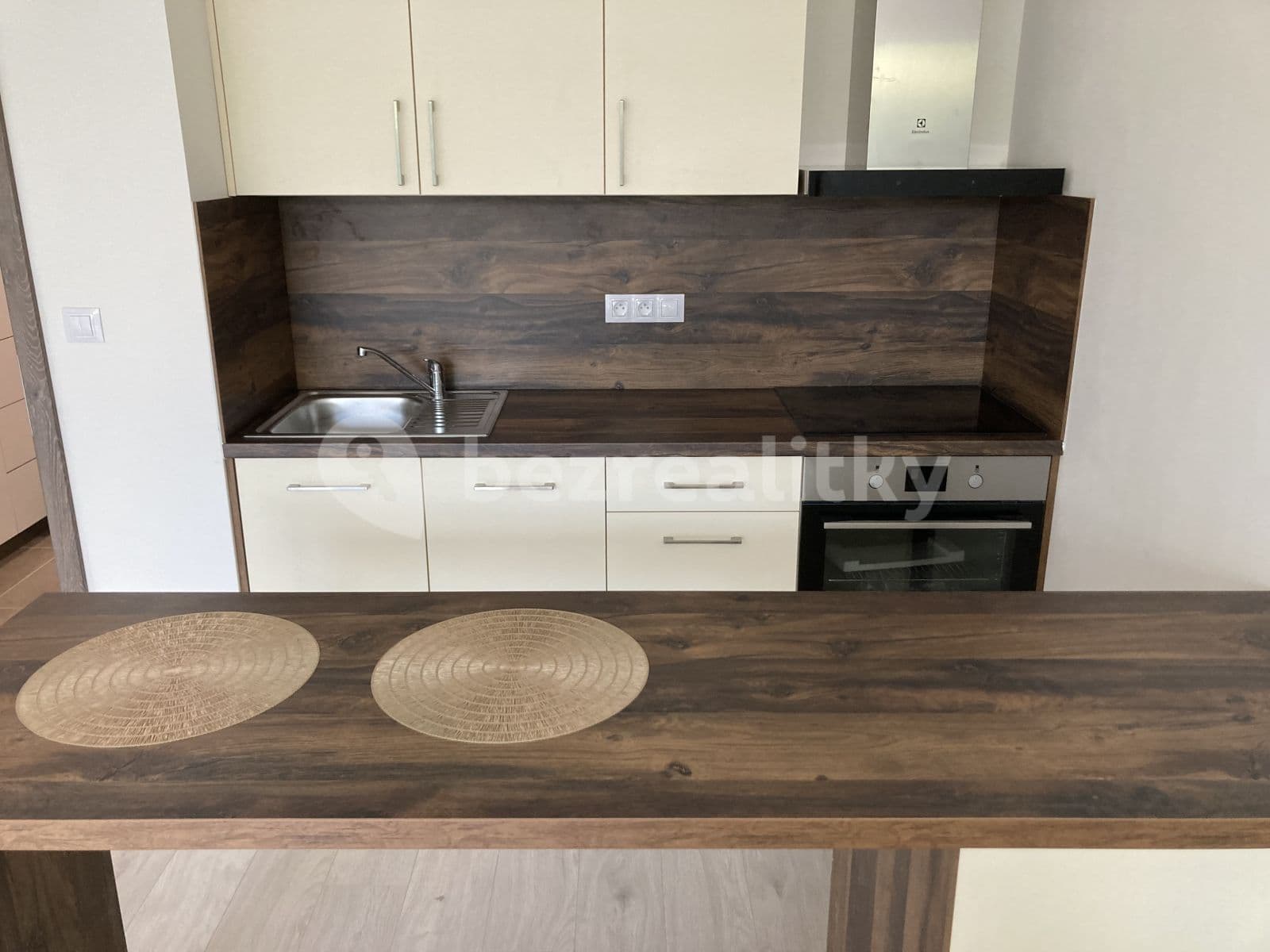 Pronájem bytu 1+kk 37 m², Pod Viaduktem, Praha, Praha Pronájem bytu 1+kk 37 m², Pod Viaduktem, Praha, Praha