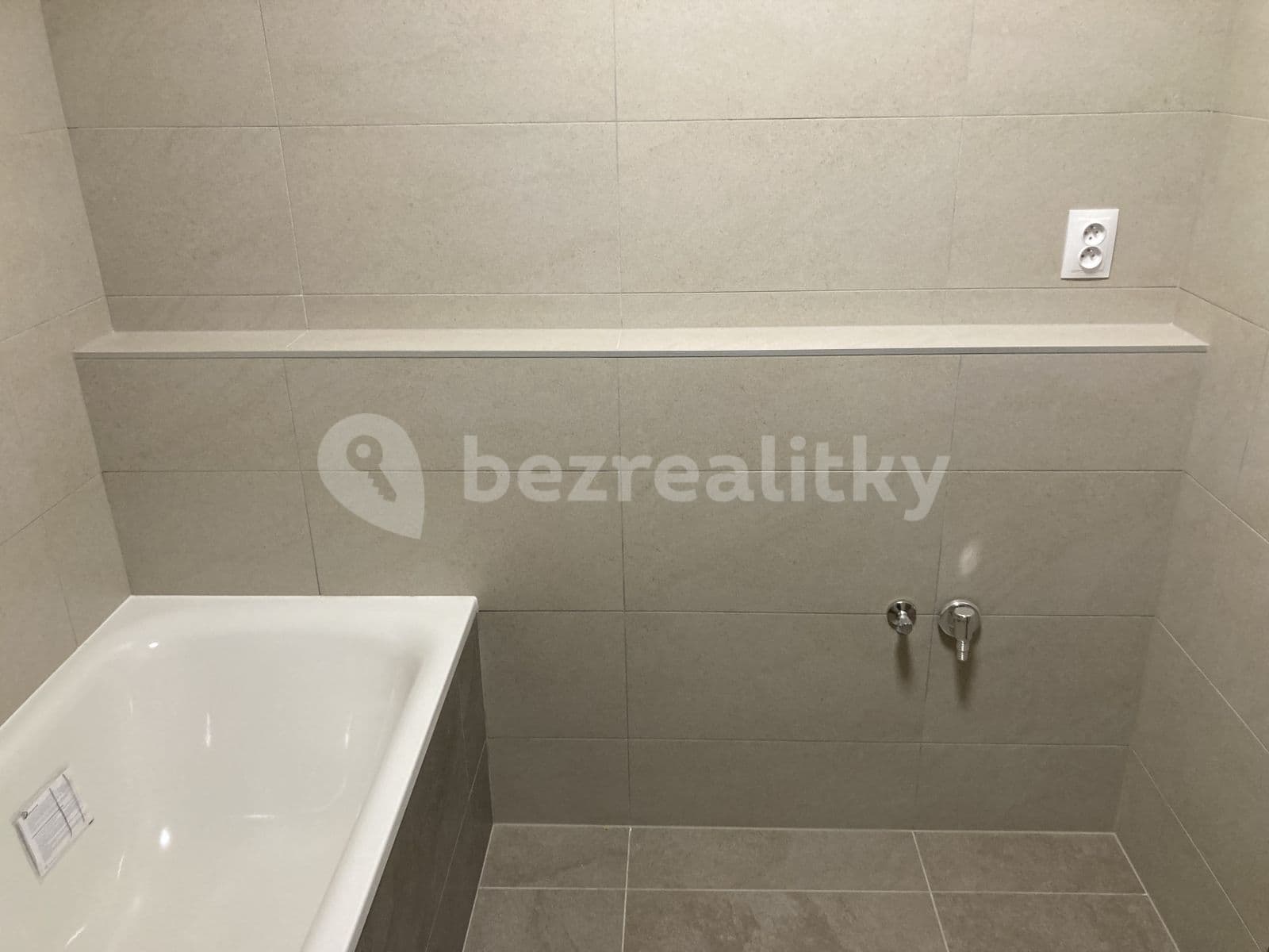 Pronájem bytu 1+kk 37 m², Pod Viaduktem, Praha, Praha Pronájem bytu 1+kk 37 m², Pod Viaduktem, Praha, Praha