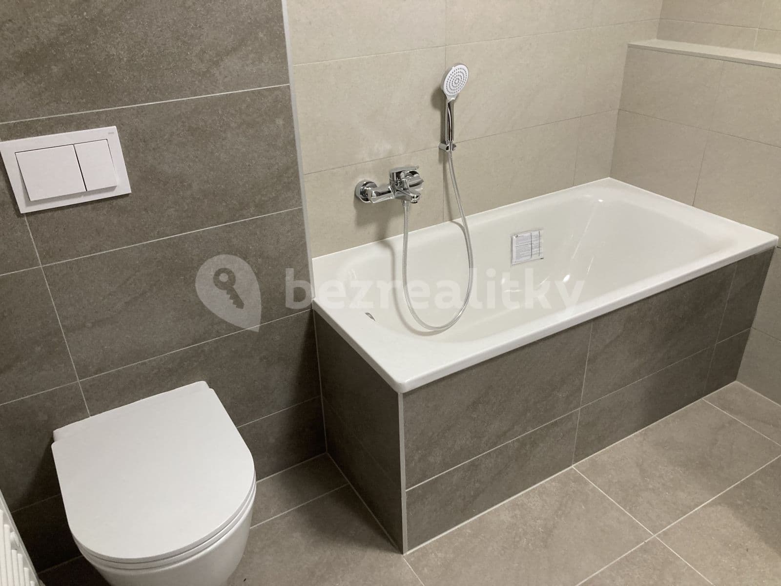 Pronájem bytu 1+kk 37 m², Pod Viaduktem, Praha, Praha Pronájem bytu 1+kk 37 m², Pod Viaduktem, Praha, Praha