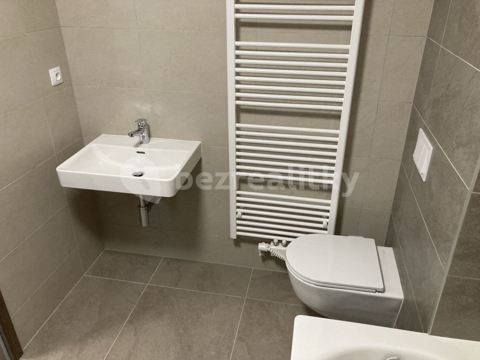 Pronájem bytu 1+kk 37 m², Pod Viaduktem, Praha, Praha Pronájem bytu 1+kk 37 m², Pod Viaduktem, Praha, Praha