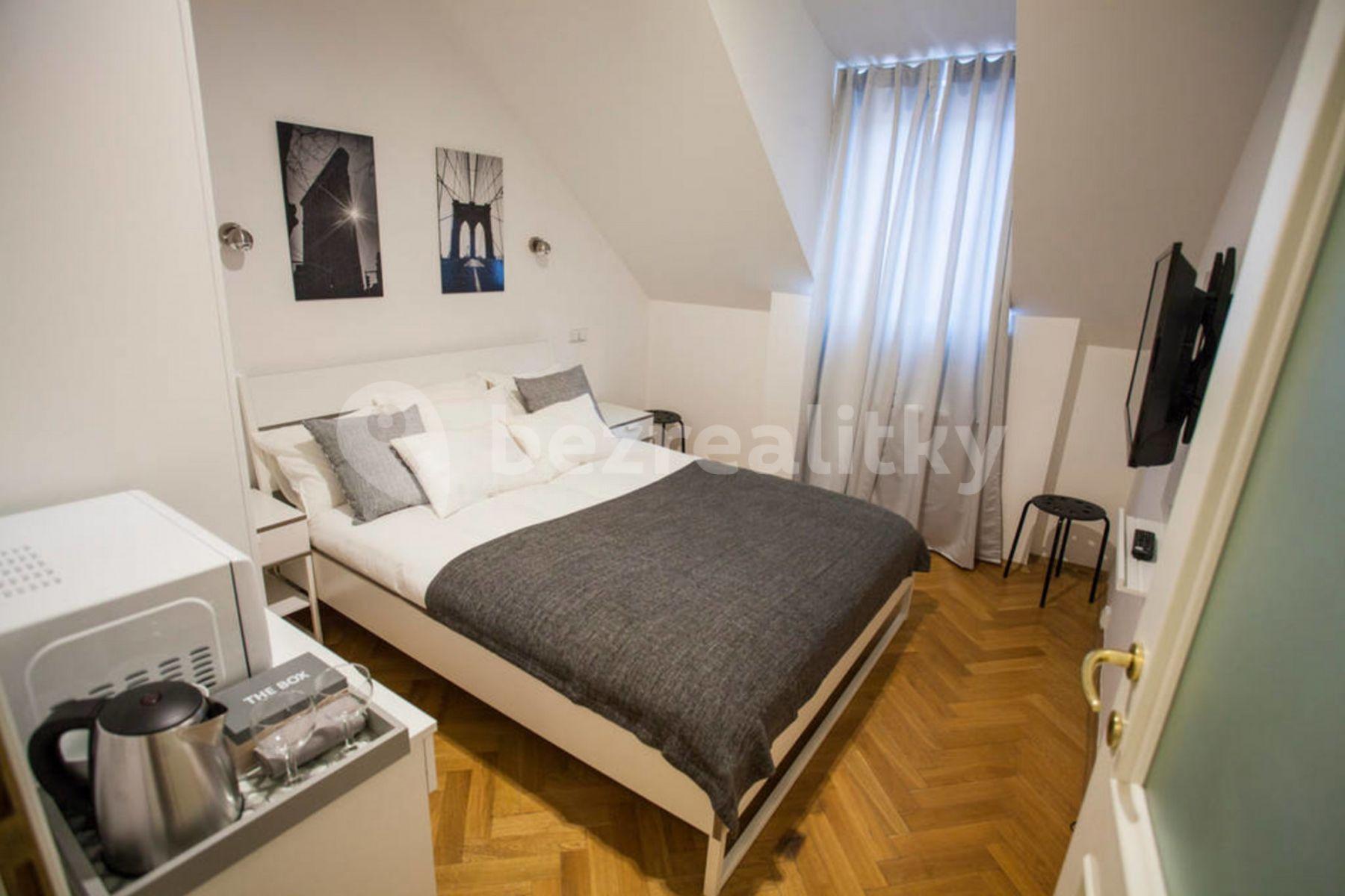 Pronájem bytu 1+kk 15 m², Orebitská, Praha, Praha