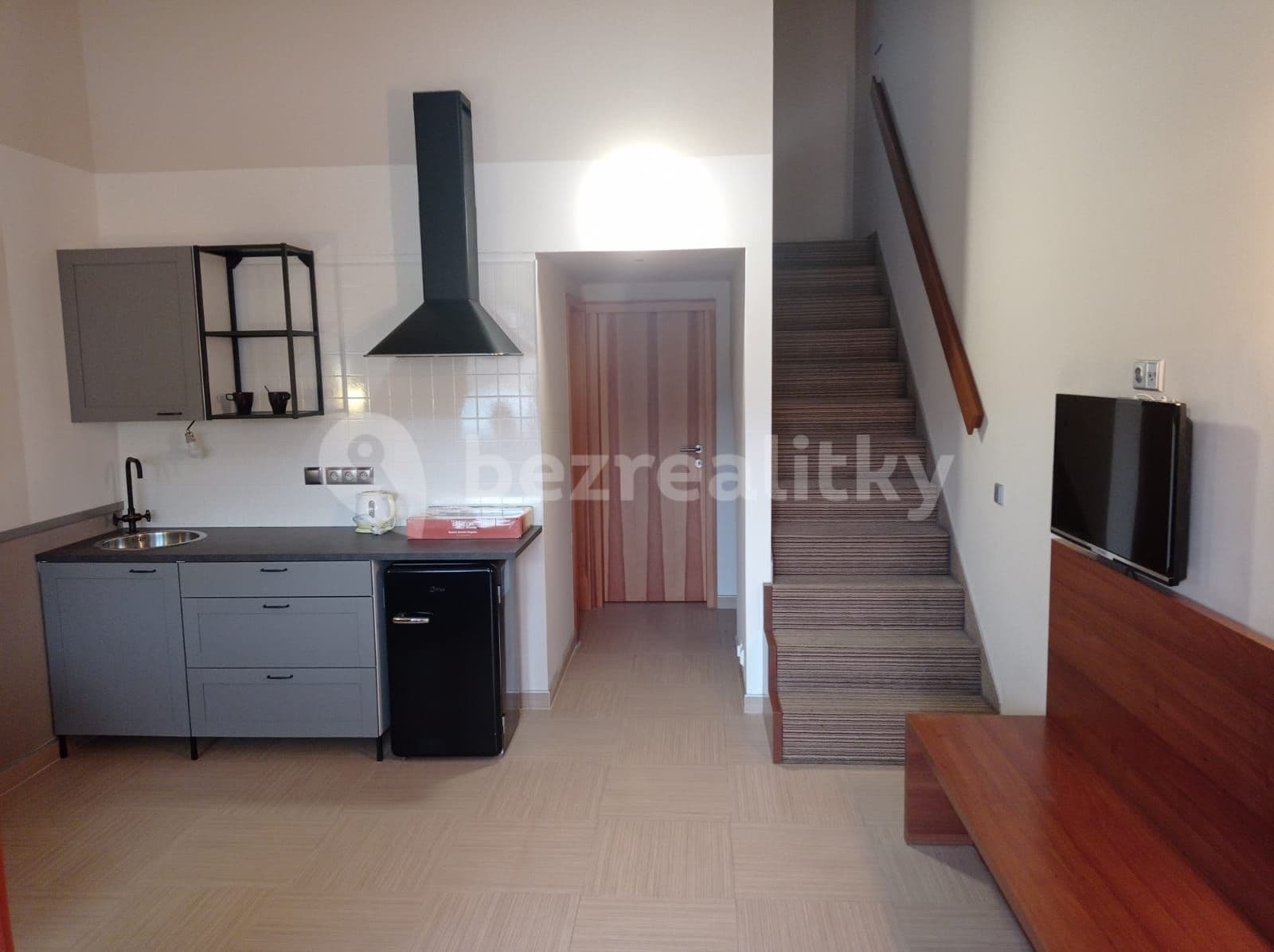 Pronájem bytu 2+kk 42 m², Pod Dálnicí, Králův Dvůr, Středočeský kraj Pronájem bytu 2+kk 42 m², Pod Dálnicí, Králův Dvůr, Středočeský kraj