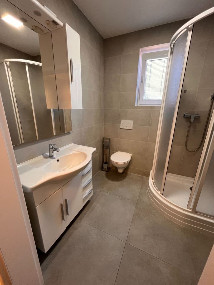 Pronájem bytu 2+kk 35 m², náměstí Jiřího z Poděbrad, Nový Knín, Středočeský kraj Pronájem bytu 2+kk 35 m², náměstí Jiřího z Poděbrad, Nový Knín, Středočeský kraj