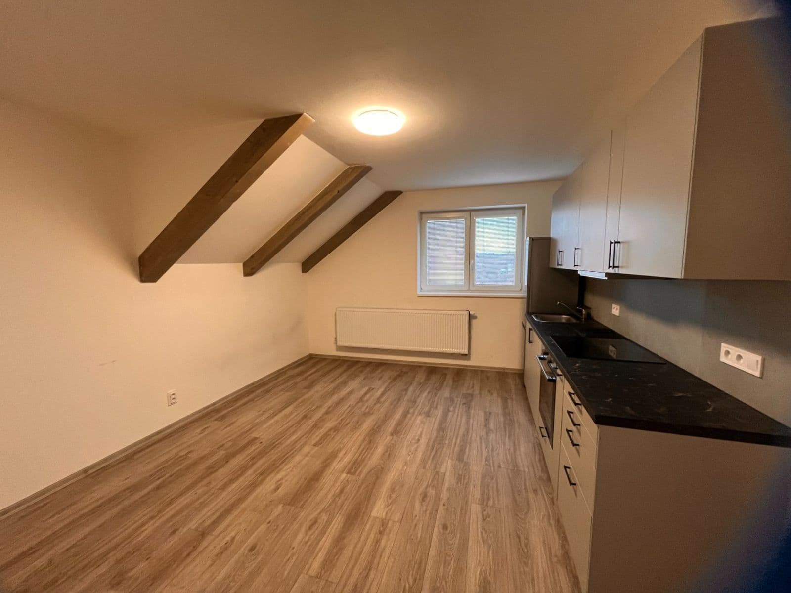 Pronájem bytu 2+kk 35 m², náměstí Jiřího z Poděbrad, Nový Knín, Středočeský kraj Pronájem bytu 2+kk 35 m², náměstí Jiřího z Poděbrad, Nový Knín, Středočeský kraj