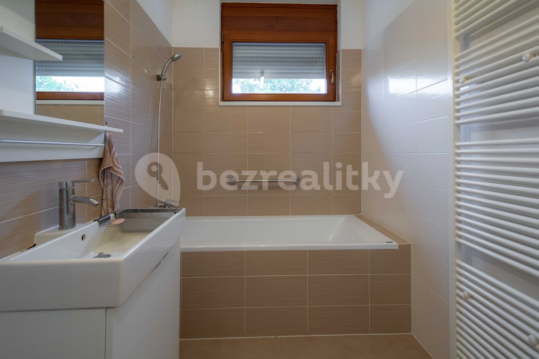 Pronájem bytu 2+kk 58 m², náměstí 5. května, Čelákovice, Středočeský kraj Pronájem bytu 2+kk 58 m², náměstí 5. května, Čelákovice, Středočeský kraj