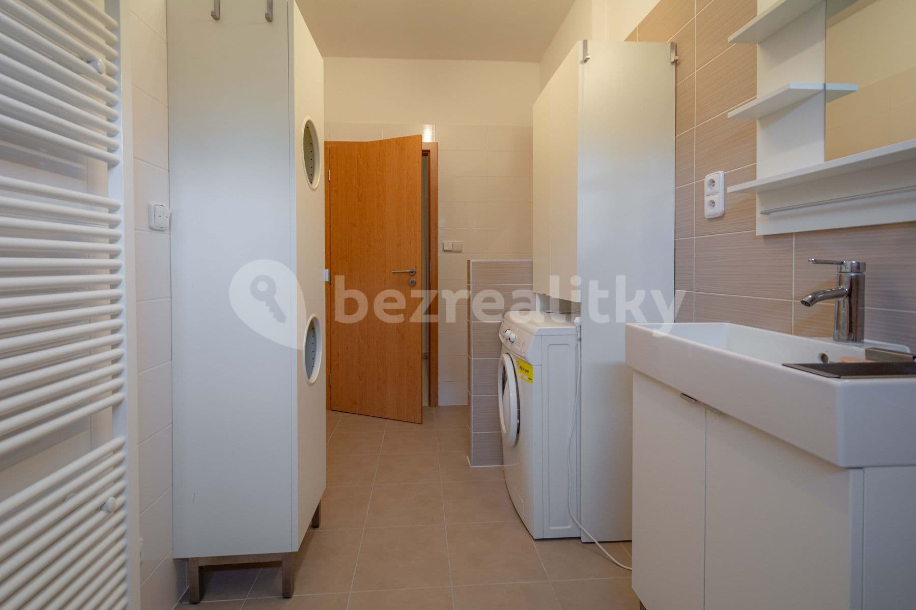 Pronájem bytu 2+kk 58 m², náměstí 5. května, Čelákovice, Středočeský kraj Pronájem bytu 2+kk 58 m², náměstí 5. května, Čelákovice, Středočeský kraj