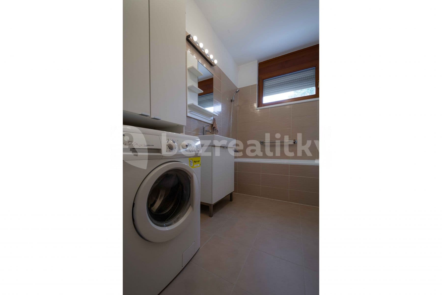 Pronájem bytu 2+kk 58 m², náměstí 5. května, Čelákovice, Středočeský kraj Pronájem bytu 2+kk 58 m², náměstí 5. května, Čelákovice, Středočeský kraj