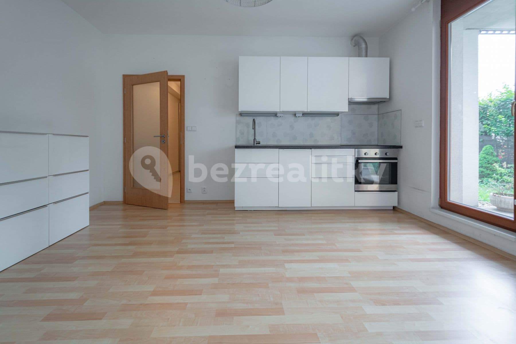 Pronájem bytu 2+kk 58 m², náměstí 5. května, Čelákovice, Středočeský kraj Pronájem bytu 2+kk 58 m², náměstí 5. května, Čelákovice, Středočeský kraj