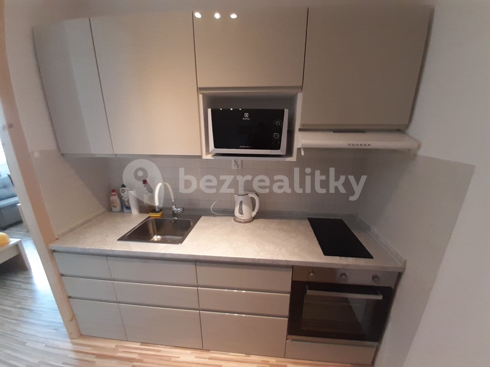 Pronájem bytu 1+kk 33 m², Křivenická, Praha, Praha Pronájem bytu 1+kk 33 m², Křivenická, Praha, Praha