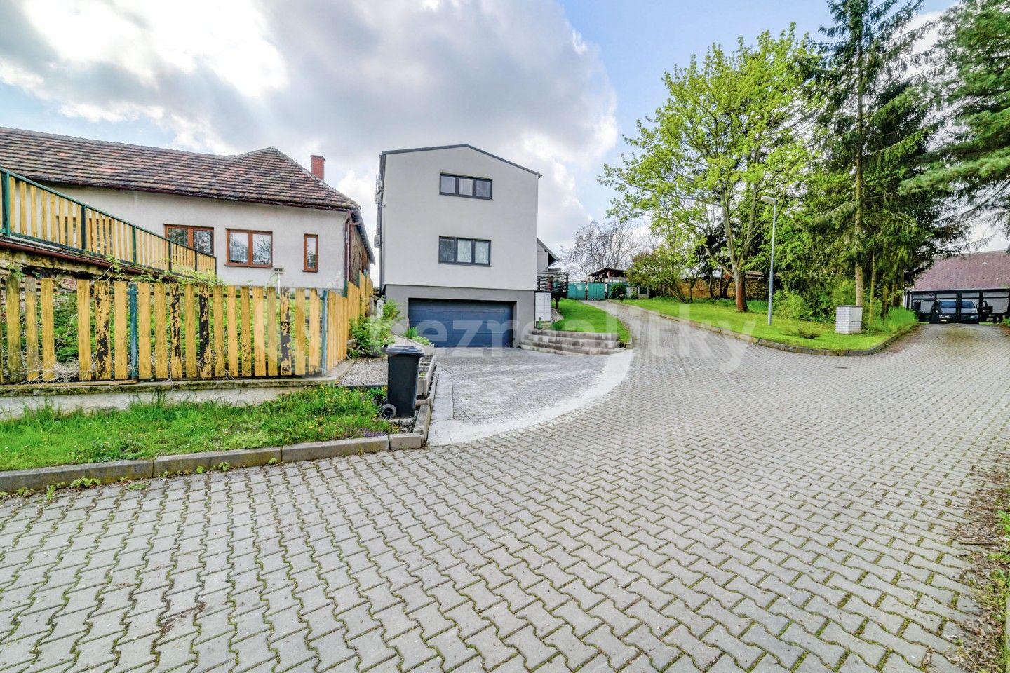 Prodej domu 246 m², pozemek 239 m², Na Návsi, Nupaky, Středočeský kraj