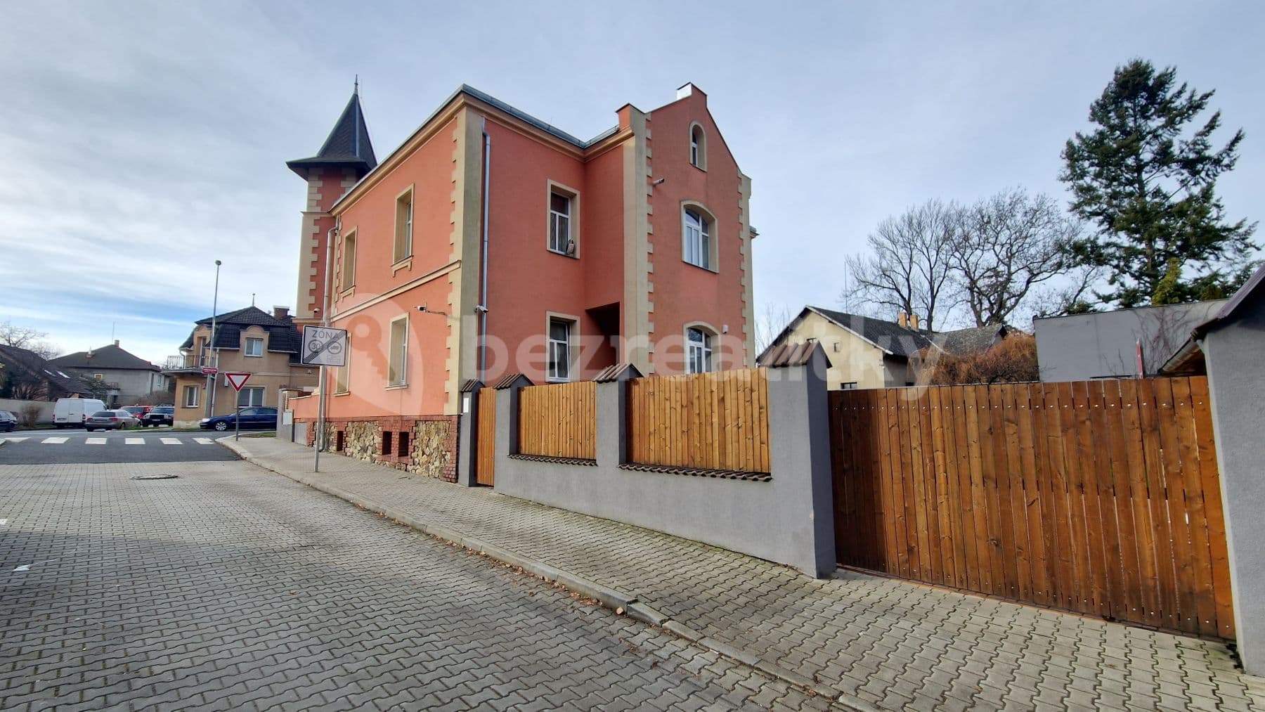 Prodej domu 360 m², pozemek 537 m², Přátelství, Praha, Praha