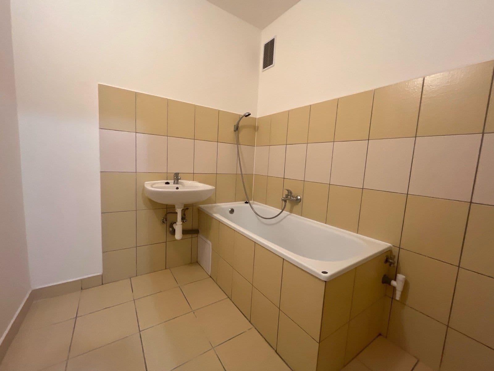 Pronájem bytu 2+1 61 m², Československé armády, Frýdek-Místek, Moravskoslezský kraj Pronájem bytu 2+1 61 m², Československé armády, Frýdek-Místek, Moravskoslezský kraj