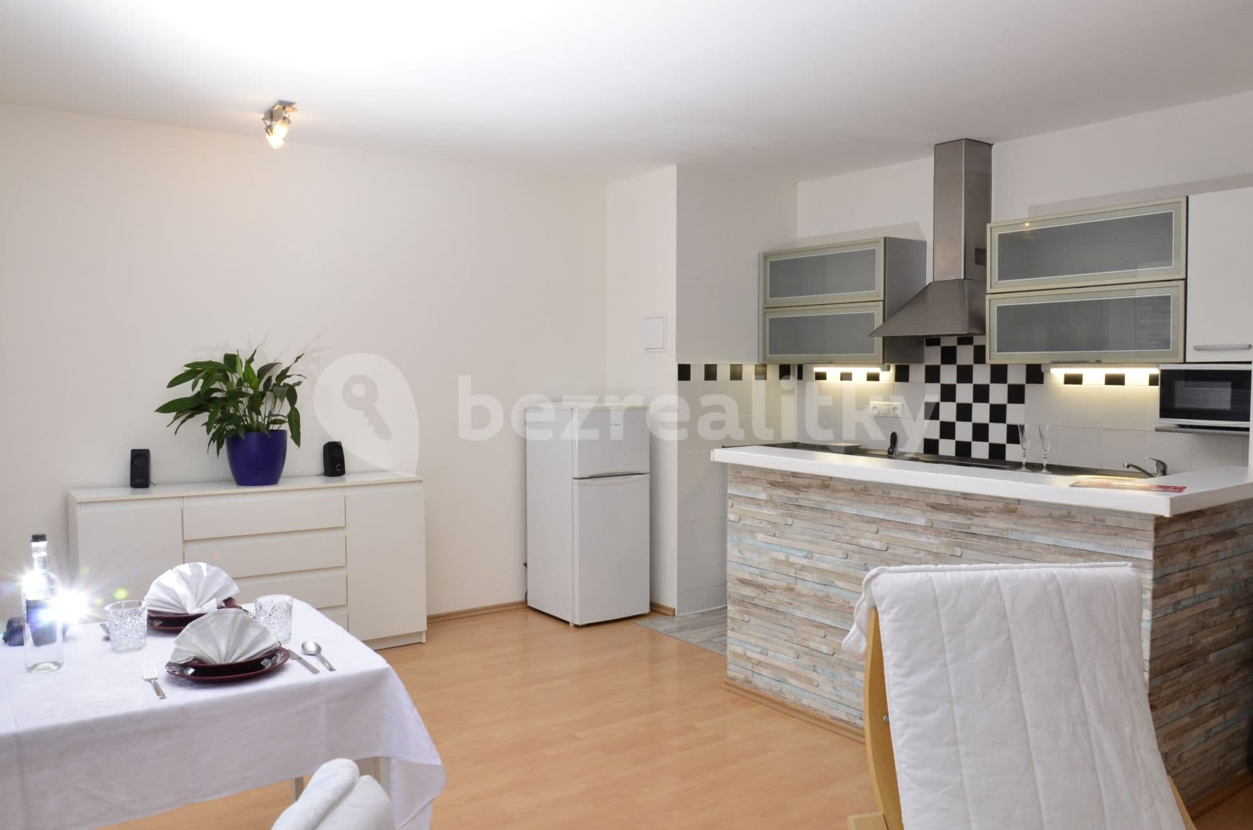 Pronájem bytu 2+kk 60 m², Místecká, Praha, Praha Pronájem bytu 2+kk 60 m², Místecká, Praha, Praha