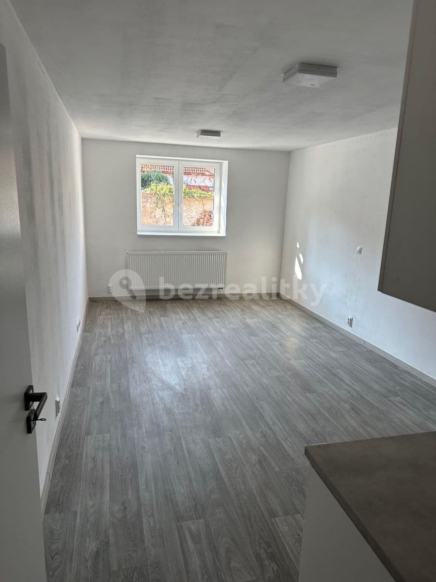 Pronájem bytu 1+kk 35 m², náměstí Jiřího z Poděbrad, Nový Knín, Středočeský kraj Pronájem bytu 1+kk 35 m², náměstí Jiřího z Poděbrad, Nový Knín, Středočeský kraj