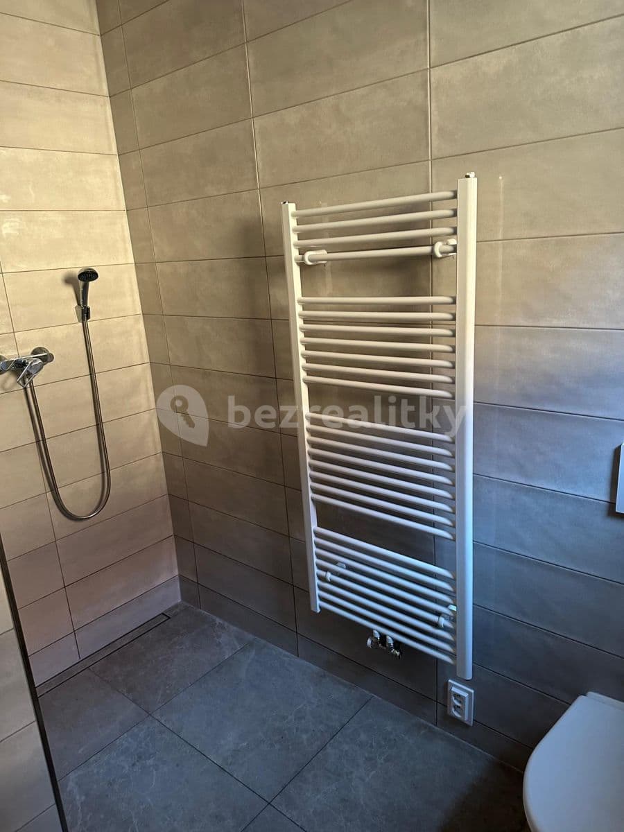 Pronájem bytu 1+kk 35 m², náměstí Jiřího z Poděbrad, Nový Knín, Středočeský kraj Pronájem bytu 1+kk 35 m², náměstí Jiřího z Poděbrad, Nový Knín, Středočeský kraj