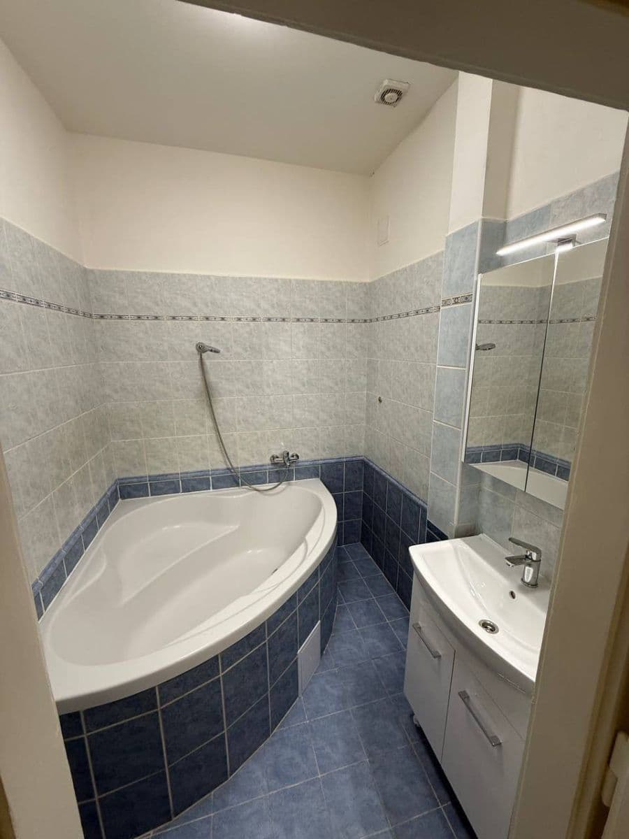 Pronájem bytu 2+kk 62 m², náměstí Dr. Václava Holého, Praha, Praha Pronájem bytu 2+kk 62 m², náměstí Dr. Václava Holého, Praha, Praha
