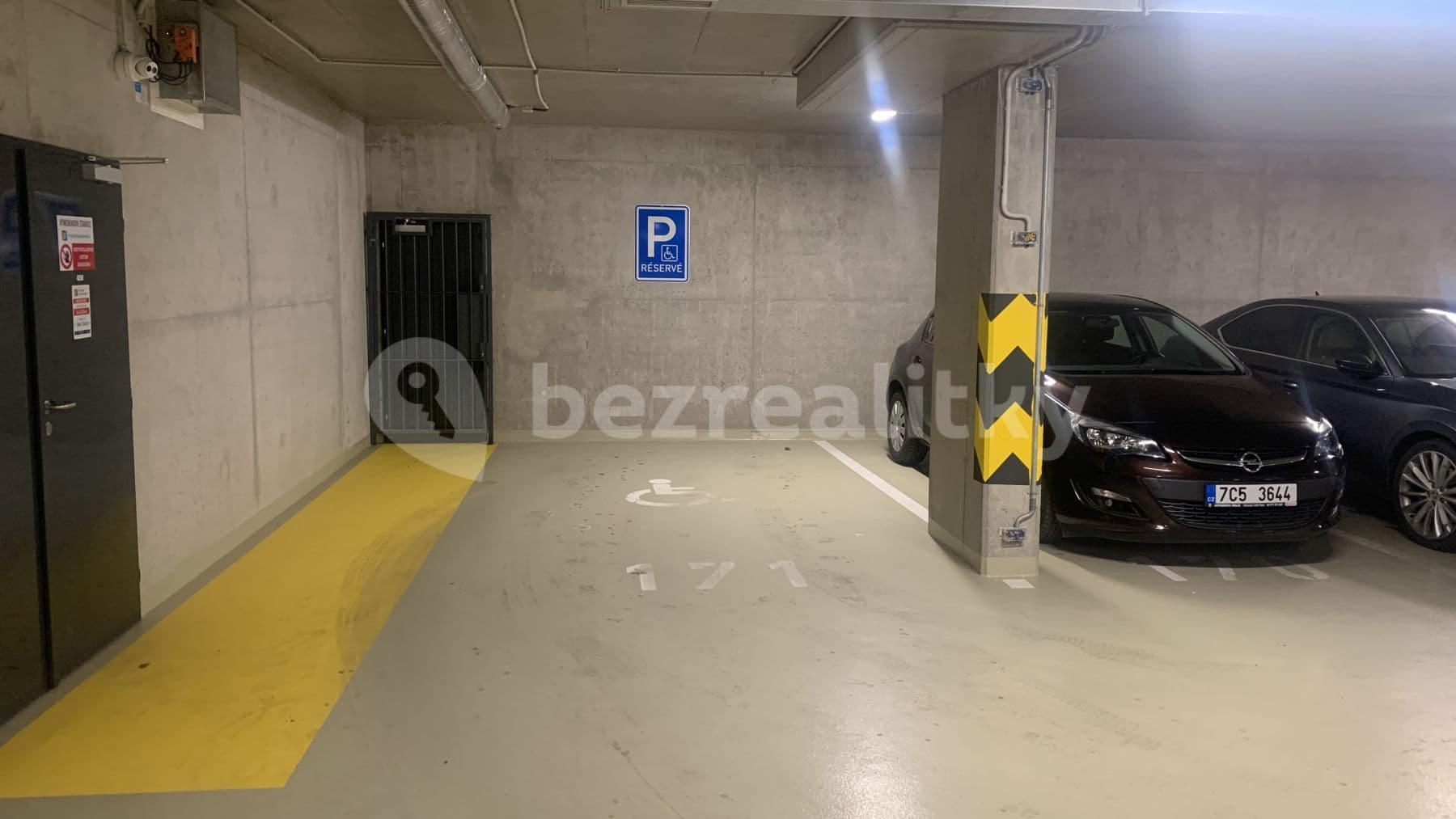 Pronájem garáže 16 m², Zvěřinova, Praha, Praha Pronájem garáže 16 m², Zvěřinova, Praha, Praha