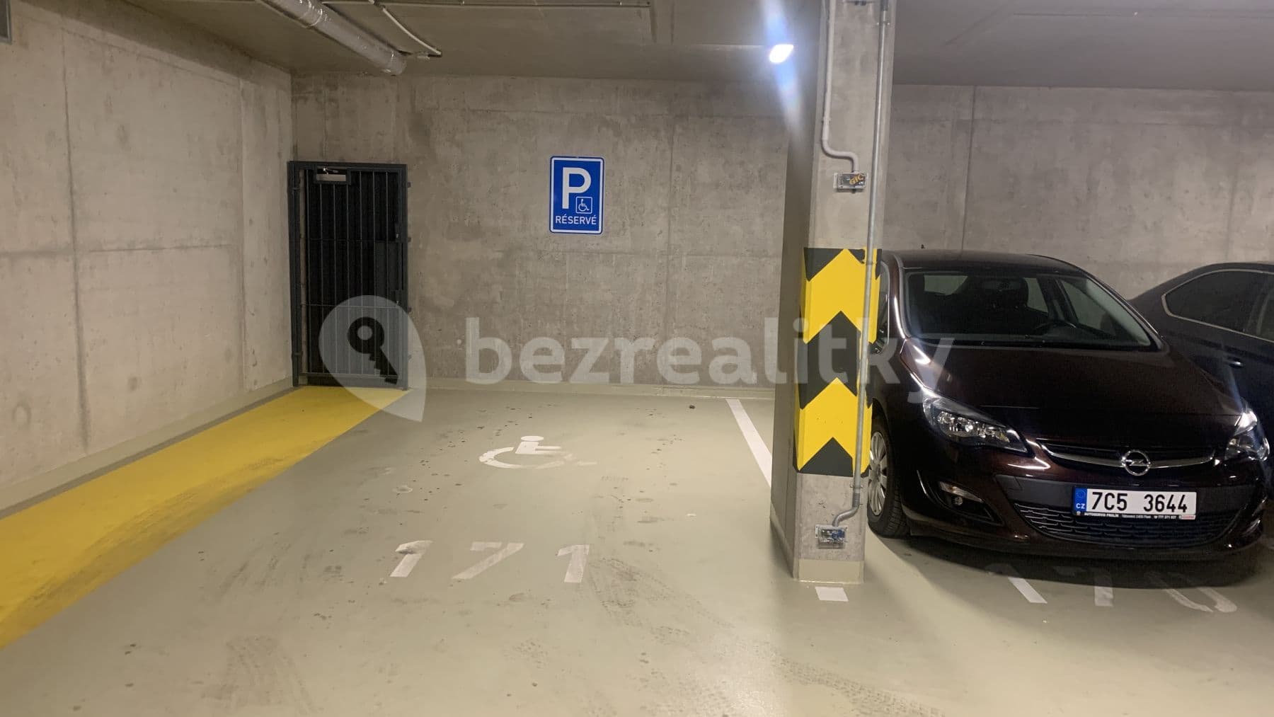 Pronájem garáže 16 m², Zvěřinova, Praha, Praha Pronájem garáže 16 m², Zvěřinova, Praha, Praha