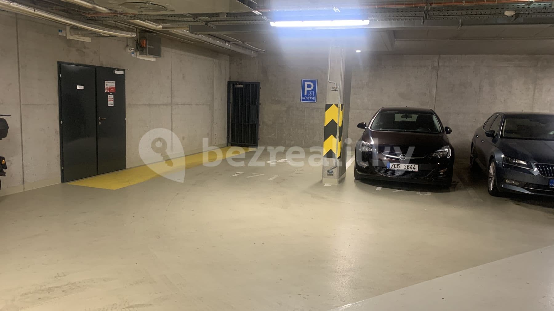 Pronájem garáže 16 m², Zvěřinova, Praha, Praha Pronájem garáže 16 m², Zvěřinova, Praha, Praha