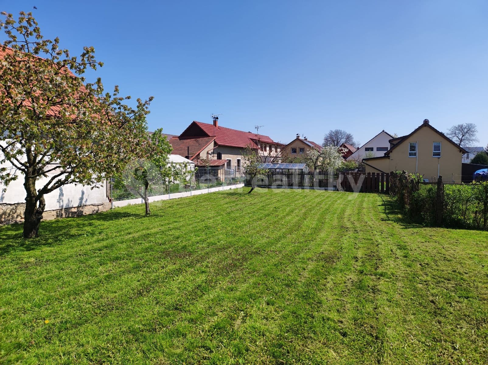 Prodej pozemku 1.177 m², Na pahorku, Milovice, Středočeský kraj